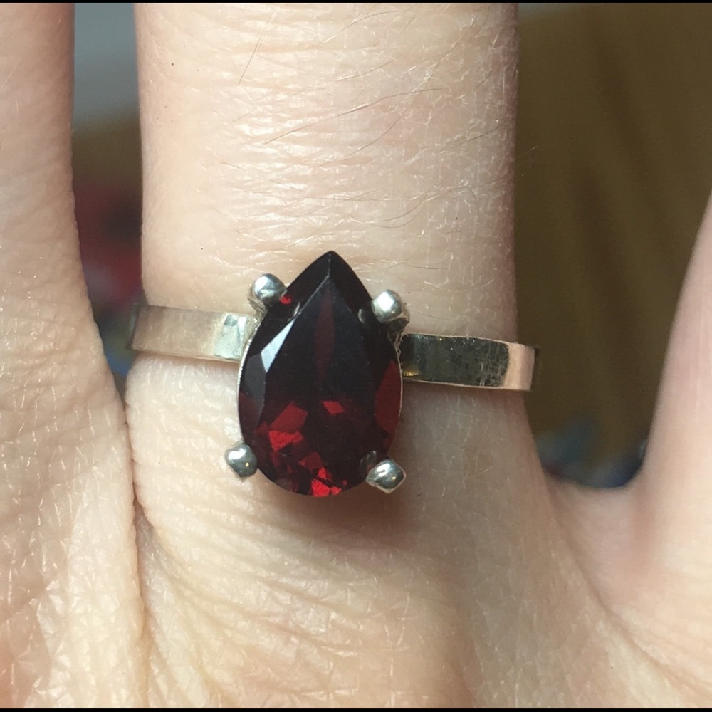 🧚🏼‍♀️✨Clearance Sale!✨ Genuine garnet and sterling silver ring size 5